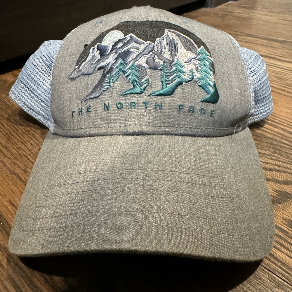 The North Face women’s mesh back hat.